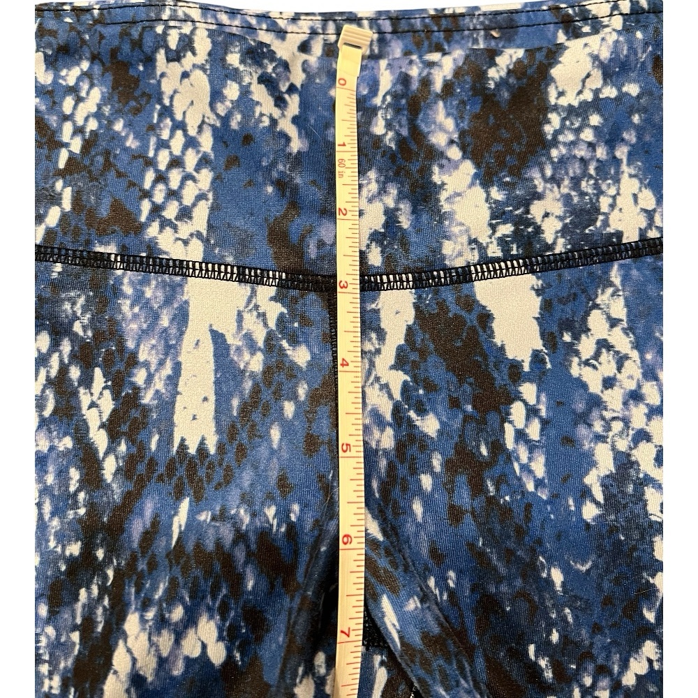 ALO Yoga Airbrush Capri Leggings Blue Python Snakeskin Size M - Picture 9 of 9